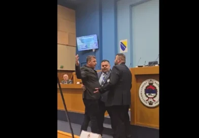 Vukan izbačen; Opet spektakl u skupštini VIDEO