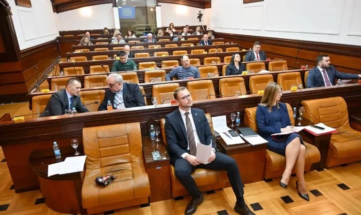 ISTI INTERES, RAZLIČITE PRIČE: Kvadrati spajaju Banjalučki SNSD i Stanivukovića