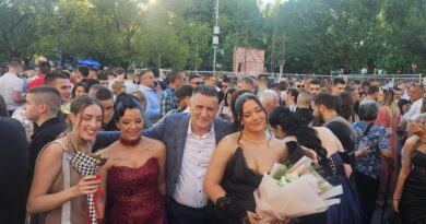 VLADO ĐAJIĆ SA MATURANTIMA: “Mladi su budućnost i najveća snaga Republike Srpske”