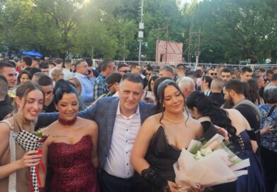 VLADO ĐAJIĆ SA MATURANTIMA: “Mladi su budućnost i najveća snaga Republike Srpske”