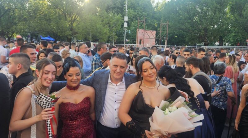 VLADO ĐAJIĆ SA MATURANTIMA: “Mladi su budućnost i najveća snaga Republike Srpske”