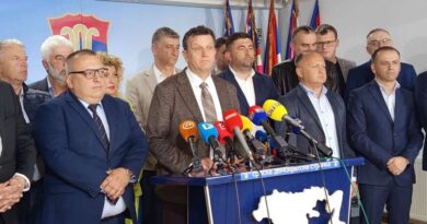 BLAUŠA se prenemaže kao mlada pred udaju