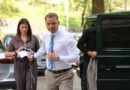 BAHATOST: Iskompleksiranom kretenu moraju držati papire i sako