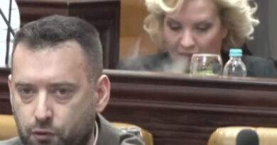 AJKULA voli PUŠITI za vrijeme sjednica VIDEO