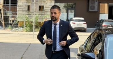 Pozadinac bježi od novinara kao đavo od krsta VIDEO