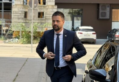 Pozadinac bježi od novinara kao đavo od krsta VIDEO